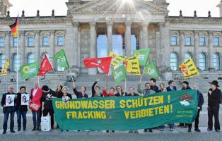 Protest gegen Fracking vor dem Reichstag | 7.5.2015