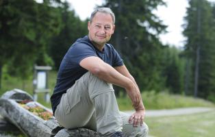 Andreas Schieder, Vorsitzender der NaturFreunde Österreich, stellt sich gegen rechte Ideologie im Klettersport.